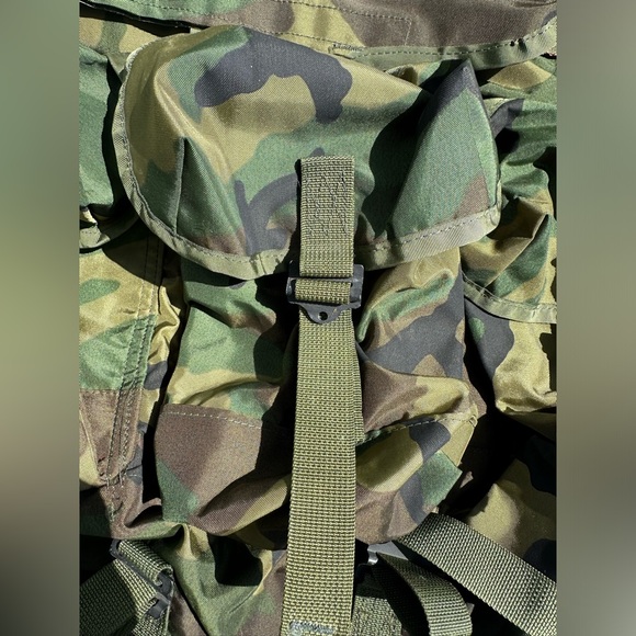 Military Camouflage Rucksack. Multiple pockets, back pad, cinch top. - Picture 5 of 8